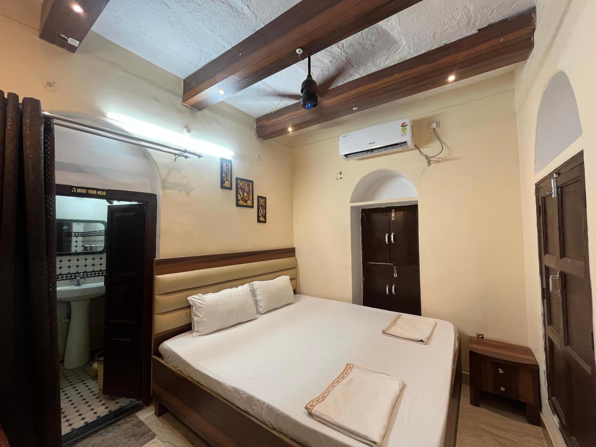 Foreigners Bed & Breakfast Varanasi